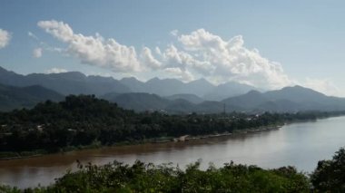 Luang Prabang ve Mekong nehir manzarasından zaman aşımı Laos