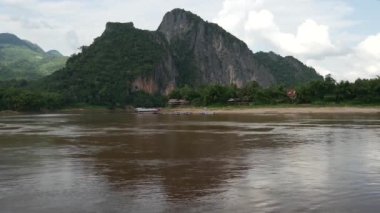 Park Ou Mağaraları 'nın karşısındaki dağ Laos.