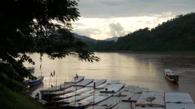 Luang Prabang, Laos, Asya 'daki Mekong Nehri' nde uzun kuyruklu tekneler.