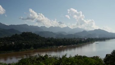 Luang Prabang ve Mekong nehir manzarasından zaman aşımı Laos