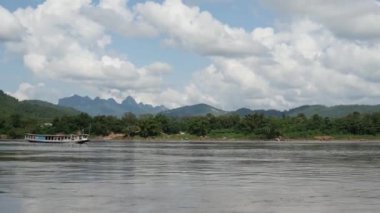 Mekong Nehri manzarasında uzun kuyruklu tekne, Laos