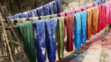 Renkli ipek kumaşları kurutuyorum.