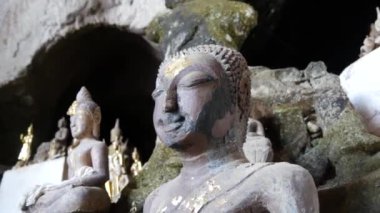 Park Ou Mağaraları 'ndaki Buda heykellerinden eğil Laos.