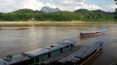 Pak Ou Mağaralarında uzun kuyruklu tekneler, Laos