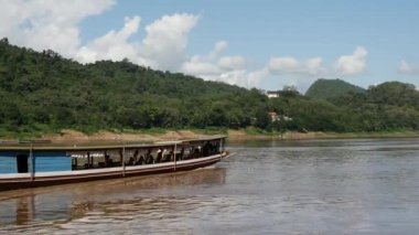 Luang Prabang, Laos 'taki Mekong nehrinde uzun kuyruklu tekne.