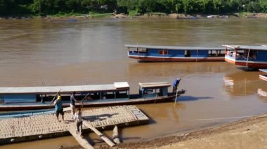 Yerel halk Luang Prabang, Laos 'a uzun kuyruklu teknelerle geliyor.