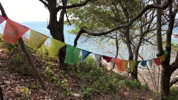 Buddyjskie Flagi Modlitewne Laem Toei Koh Samet Tajlandia — Wideo stockowe