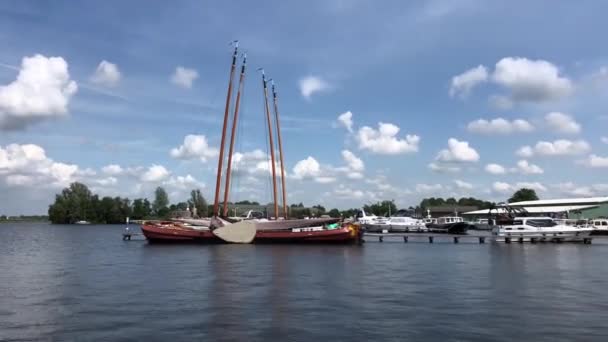 Verlassen Des Hafens Von Terherne Friesland Niederlande — Stockvideo