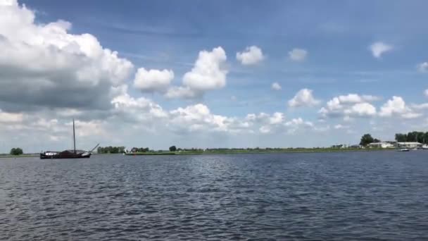 Διασχίζοντας Ένα Κανάλι Κοντά Στο Terherne Στο Friesland Της Ολλανδίας — Αρχείο Βίντεο
