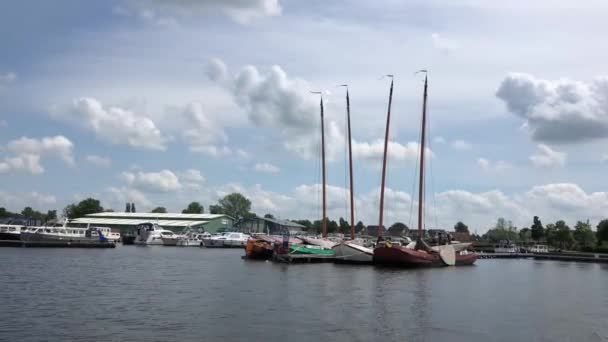 离开荷兰弗里斯兰Terherne港口 — 图库视频影像