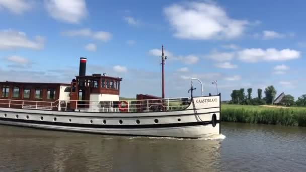 Klassisches Touristenschiff Auf Dem Kanal Dokkumer Friesland Niederlande — Stockvideo