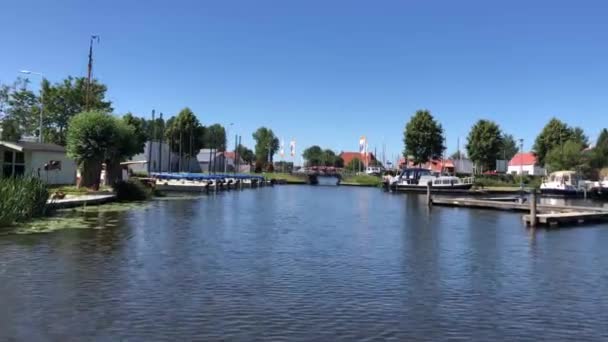 在荷兰弗里斯兰航行通过斯内克 — 图库视频影像