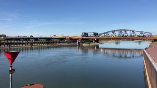 Treni Sul Ponte Sul Fiume Ijssel Zutphen Gelderland Paesi Bassi — Video Stock