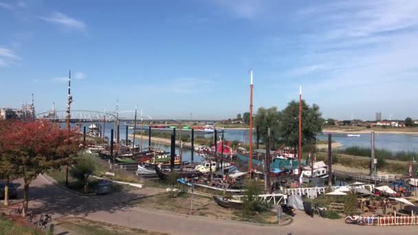 リンデンバーグ港とナイメーヘンの川の流れ オランダ — ストック動画