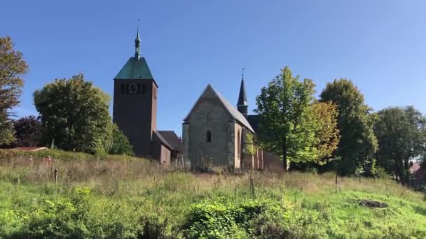 Grupp Människor Som Vandrar Mot Felicitas Kyrkan Och Georges Kyrkan — Stockvideo