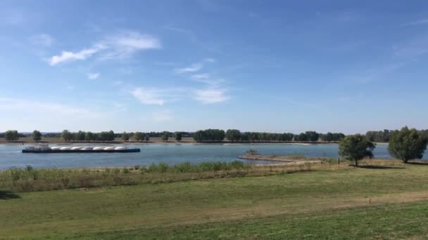 Vrachtschip Aan Rijn Rond Vissel Duitsland — Stockvideo