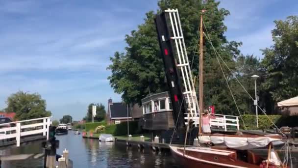 驶经荷兰Overijssel的Kalenberg村的帆船 — 图库视频影像