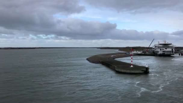 フェリーがオランダのテセル島の港を出発 — ストック動画