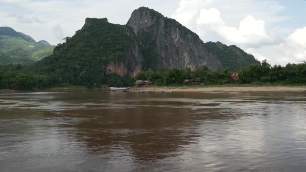 Montagna Attraverso Grotte Pak Laos — Video Stock