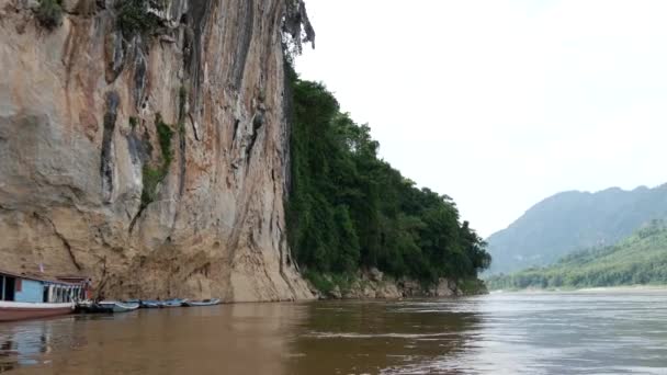 Leaving Pak Caves Laos — Stock Video