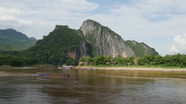 Гора Через Печери Пак Довгим Хвостовим Човном Пропливає Повз Лаос — стокове відео