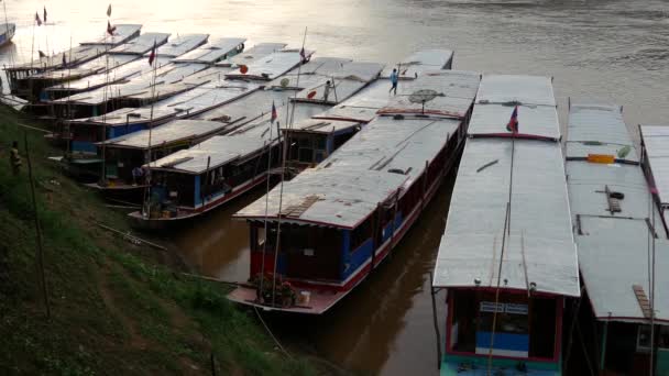 在其他长尾船之间停放一艘长尾船 位于亚洲老挝卢安普拉邦湄公河畔 — 图库视频影像