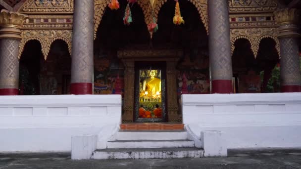Szerzetesek Imádkoznak Egy Templomban Luang Prabang Laosz — Stock videók