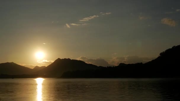 Západ Slunce Ubíhá Řeky Mekong Dlouhými Ocasními Čluny Siluetě Míjející — Stock video