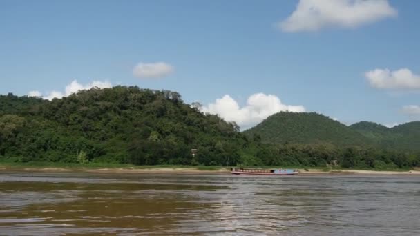 Laos Taki Mekong Nehri Manzarasında Bir Tekneyle — Stok video