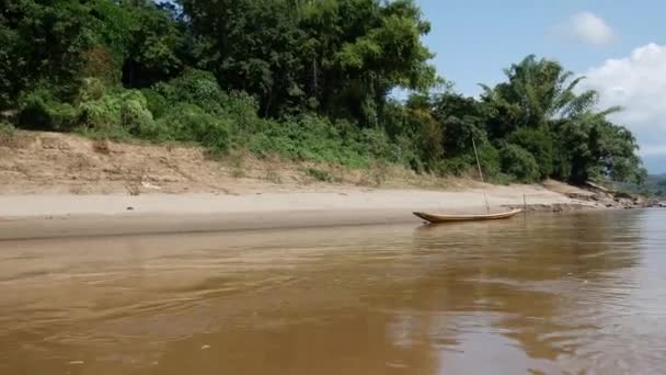 Avec un bateau dans le paysage de la rivière Mékong, Laos