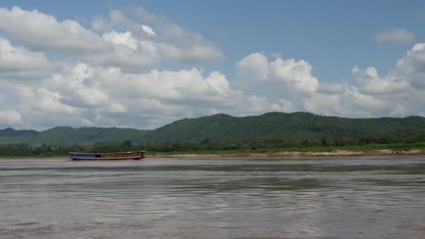 メコン川の風景 ラオスでのロングテールボート — ストック動画