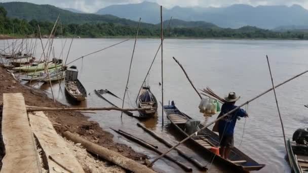 Rybář Připravte Rybaření Mekongu Říční Krajiny Laos — Stock video