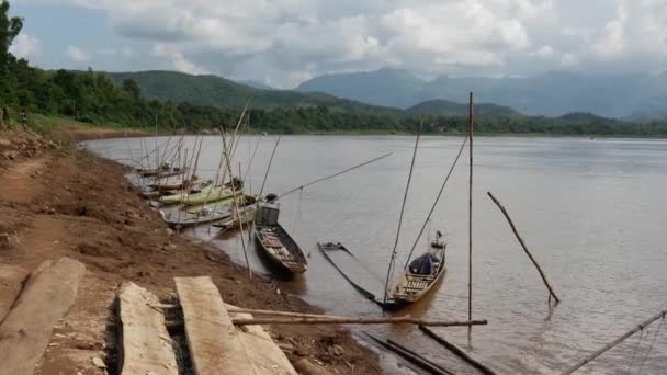 Łodzie Rybackie Brzegu Rzeki Mekong Luang Prabang Laos — Wideo stockowe