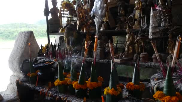 Tilt Candles Buddha Statues Pak Caves Laos — Stock Video