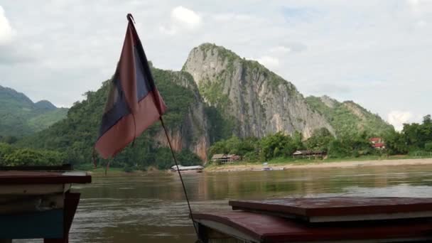 オウ洞窟のロングテールボートでラオスからの旗 — ストック動画