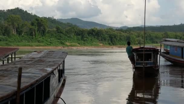 Dlouhý Ocas Vyplouvá Jeskyní Pak Laos — Stock video