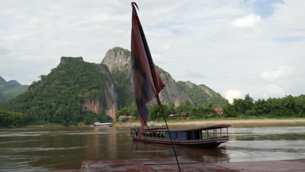 Flagga Från Laos Och Longtail Båt Lämnar Pak Grottor — Stockvideo