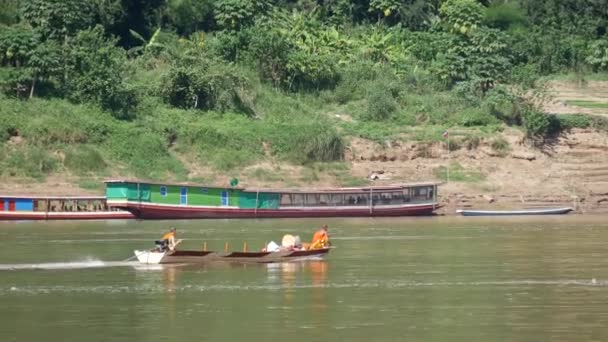 Munkar Långstjärtad Båt Luang Prabang Laos — Stockvideo