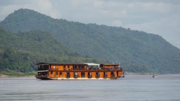 Μεγάλο Κρουαζιερόπλοιο Στον Ποταμό Μεκόνγκ Στο Luang Prabang Λάος — Αρχείο Βίντεο