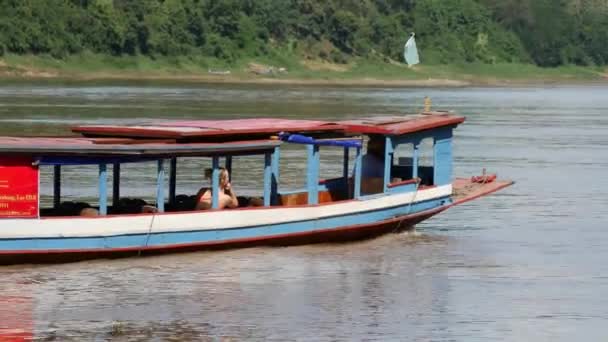 Långstjärtad Båt Vid Mekongfloden Luang Prabang Laos — Stockvideo