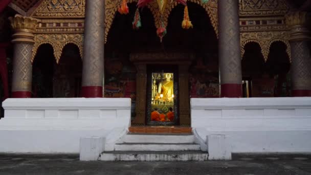 Mönche Beten Einem Tempel Luang Prabang Laos — Stockvideo