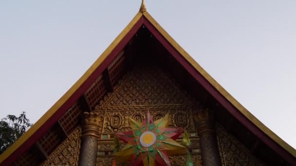Відтінок Від Даху Храму Монахів Які Моляться Луанґпхабанґ Лаос — стокове відео