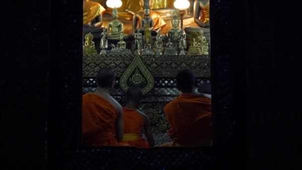 ラオスのルアンパバーンにある寺院で祈る僧侶 — ストック動画