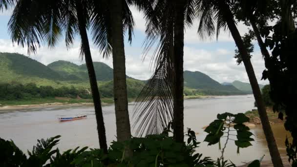 位于老挝卢安普拉邦梅孔河的长尾船 — 图库视频影像