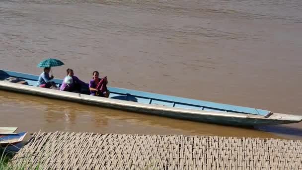 当地居民乘坐长尾船抵达老挝卢安普拉邦 — 图库视频影像