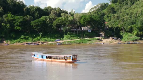 Long Tail Boat Moving Current Mekong River Luang Prabang Laos — Stock Video