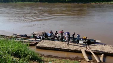 Yerel halk Luang Prabang, Laos 'a uzun kuyruklu teknelerle geliyor.