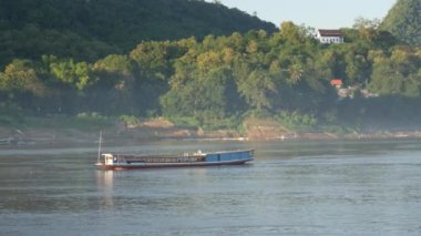 Luang Prabang, Laos 'taki Mekong nehrinde uzun kuyruklu tekneler.