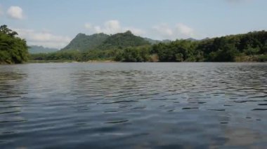 Laos 'ta bir dağ manzarası olan nehirde