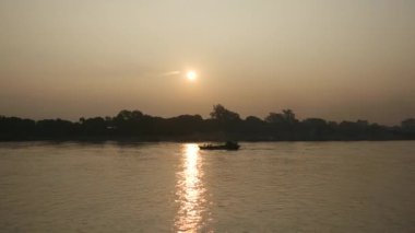 Ayeyarwady nehrinde gün doğumu, Myanmar, Burma